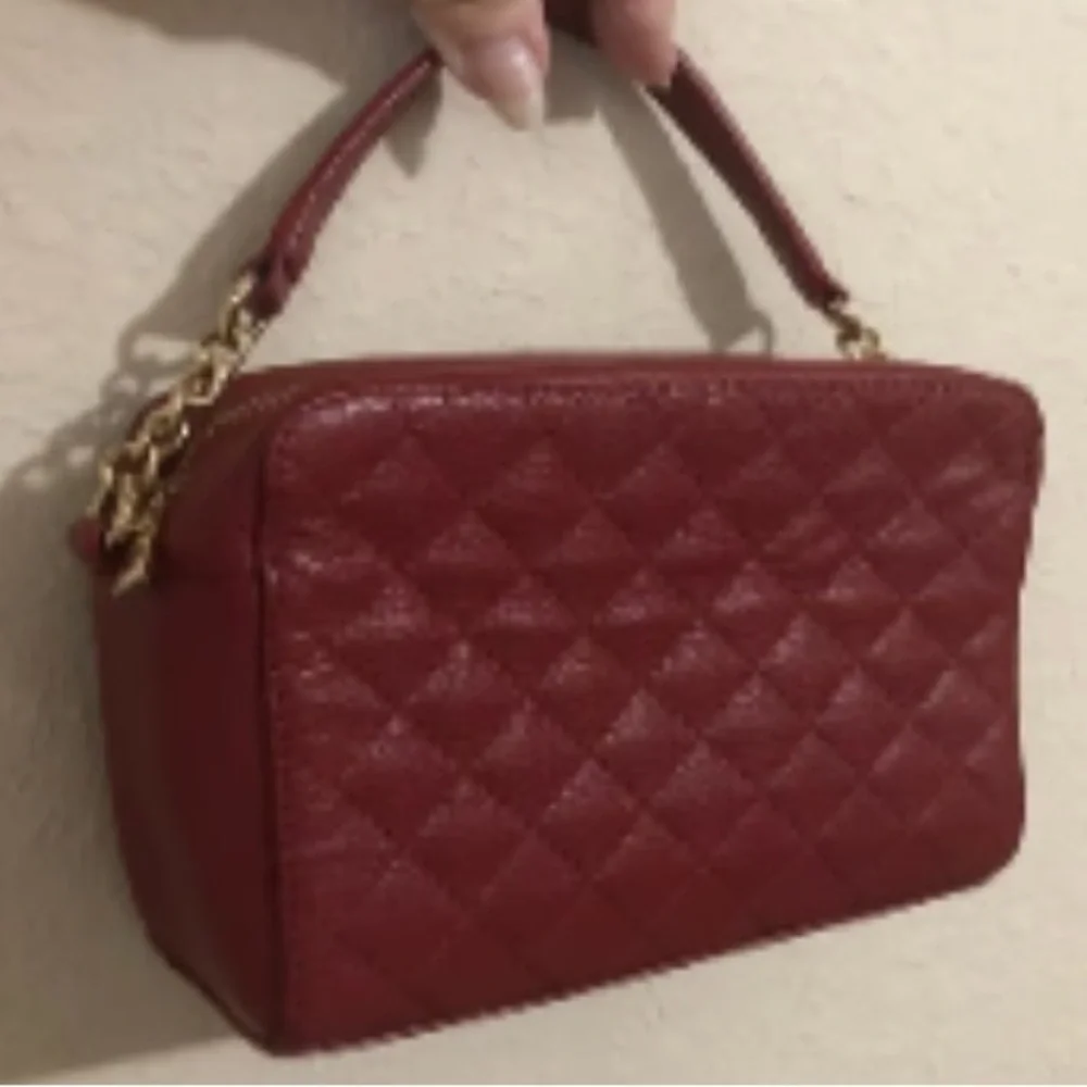 FP Barneys New York Sm Red Faux Leather Quilted Purse w/goldtone chain handle. - Picture 2 of 5